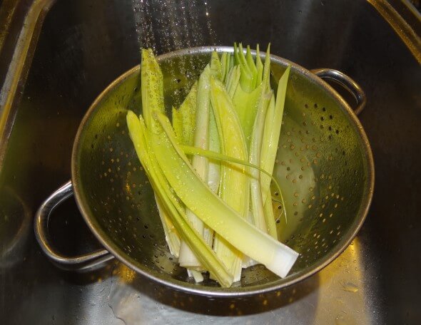 Cleaning the leeks.
